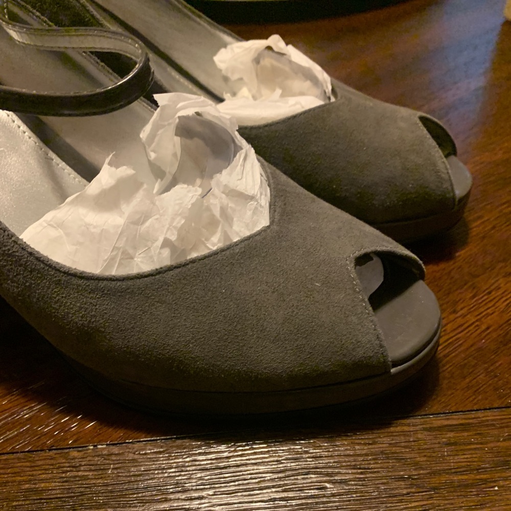Women’s Heels - Picture 2 of 9